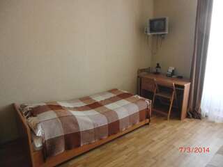 Отель Эконом Отель Донецк Односпальная кровать в общем номере с 2 отдельными кроватями-6