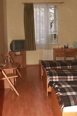 Отель Эконом Отель Донецк Односпальная кровать в общем номере с 2 отдельными кроватями-7